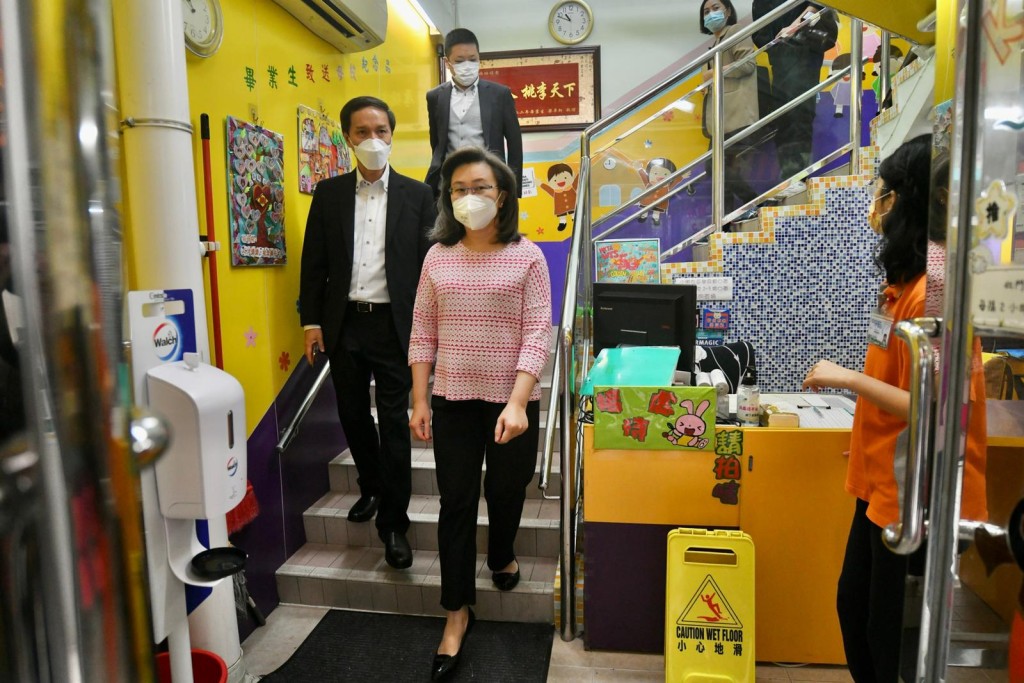 楊何蓓茵早上在土瓜灣一間幼兒園視察兒童接種疫苗。